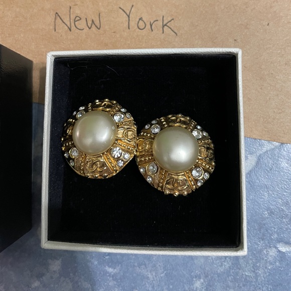 CHANEL Jewelry - Vintage Chanel clip on earrings